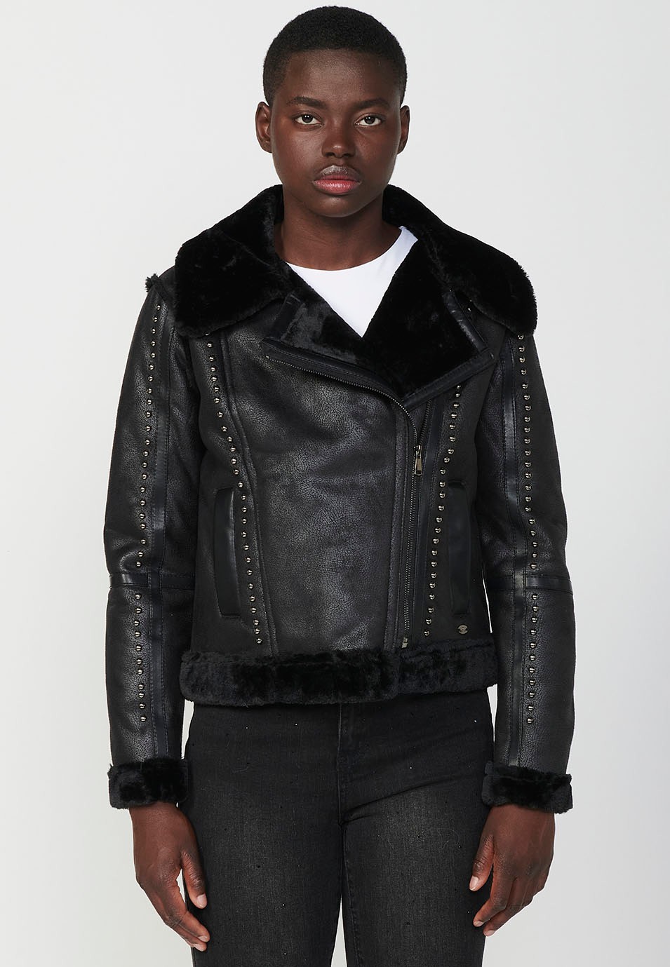 Chaqueta estilo perfecto con tejido de doble cara, exterior de polipiel color negro e interior de pelo corto, detalles de tachas color Negro para Mujer