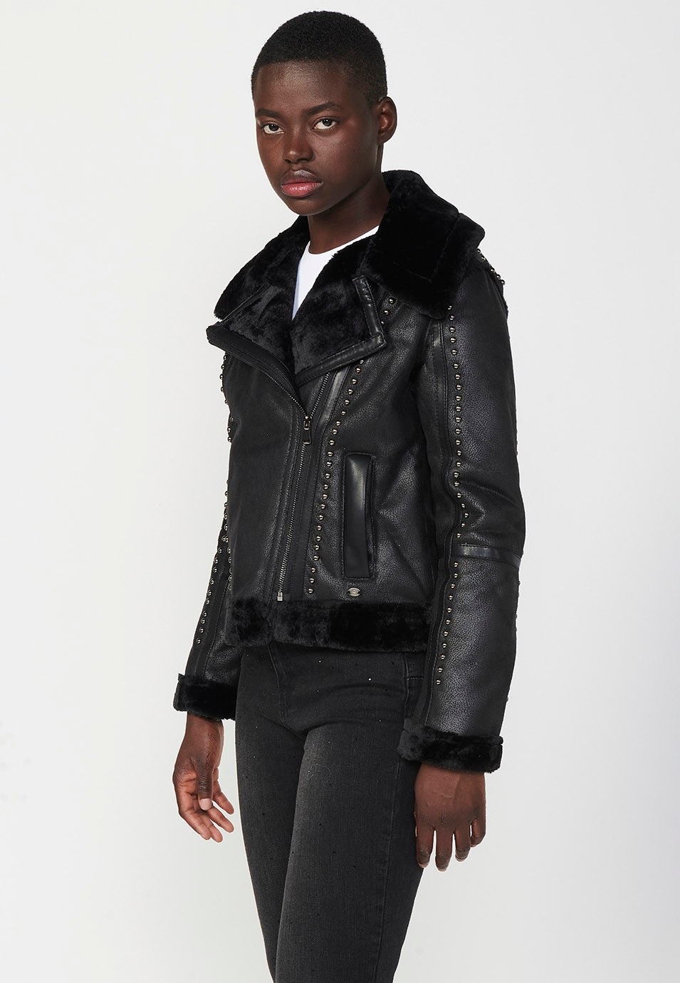 Chaqueta estilo perfecto con tejido de doble cara, exterior de polipiel color negro e interior de pelo corto, detalles de tachas color Negro para Mujer