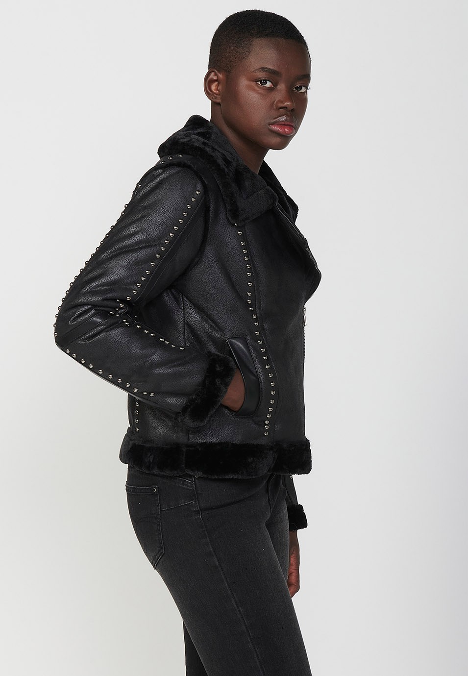Chaqueta estilo perfecto con tejido de doble cara, exterior de polipiel color negro e interior de pelo corto, detalles de tachas color Negro para Mujer