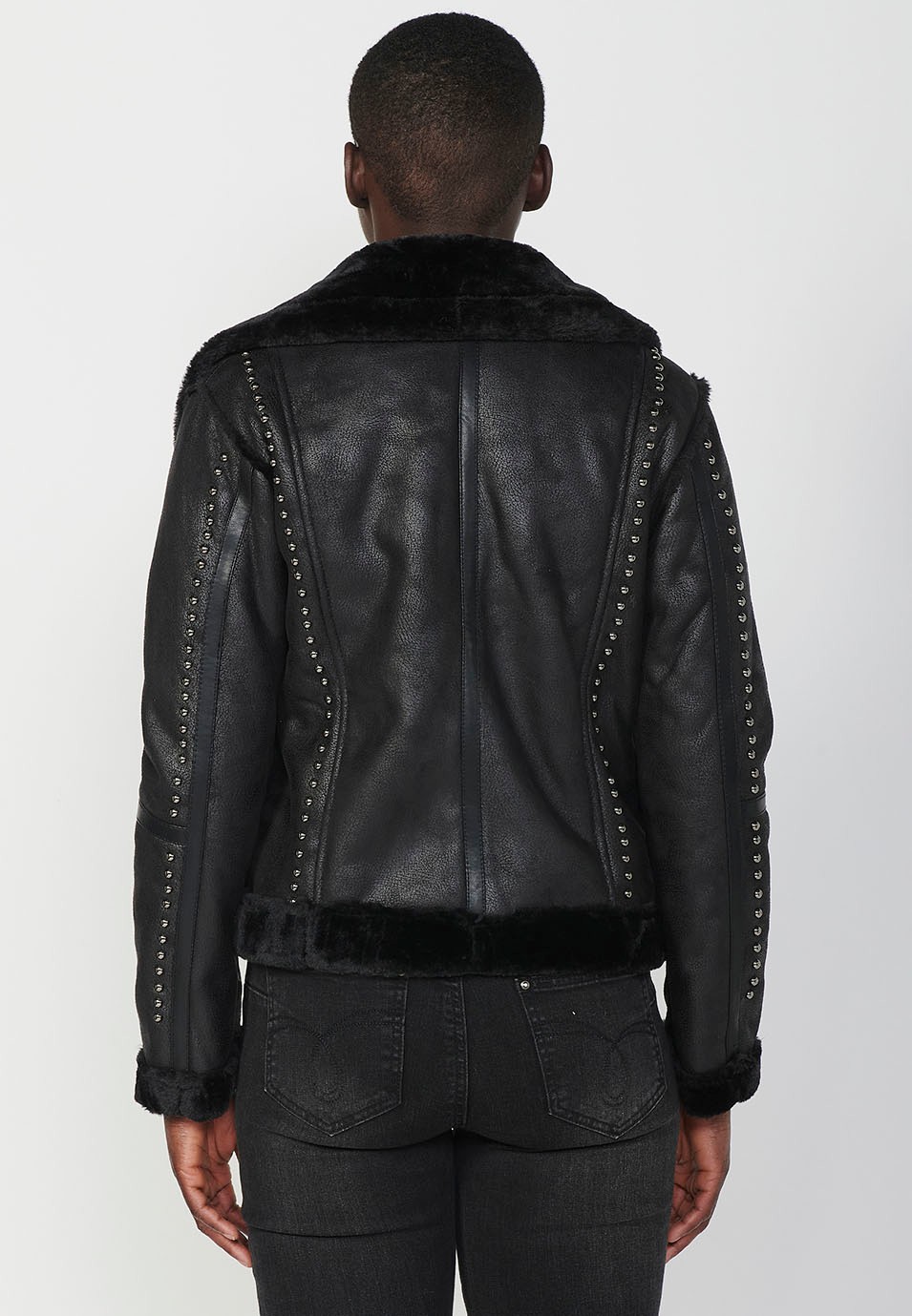 Chaqueta estilo perfecto con tejido de doble cara, exterior de polipiel color negro e interior de pelo corto, detalles de tachas color Negro para Mujer