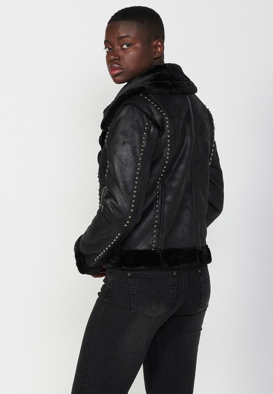 Chaqueta estilo perfecto con tejido de doble cara, exterior de polipiel color negro e interior de pelo corto, detalles de tachas color Negro para Mujer