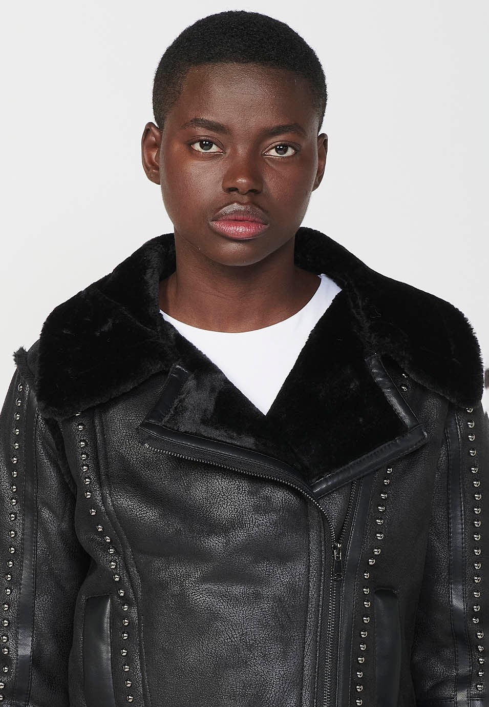 Chaqueta estilo perfecto con tejido de doble cara, exterior de polipiel color negro e interior de pelo corto, detalles de tachas color Negro para Mujer