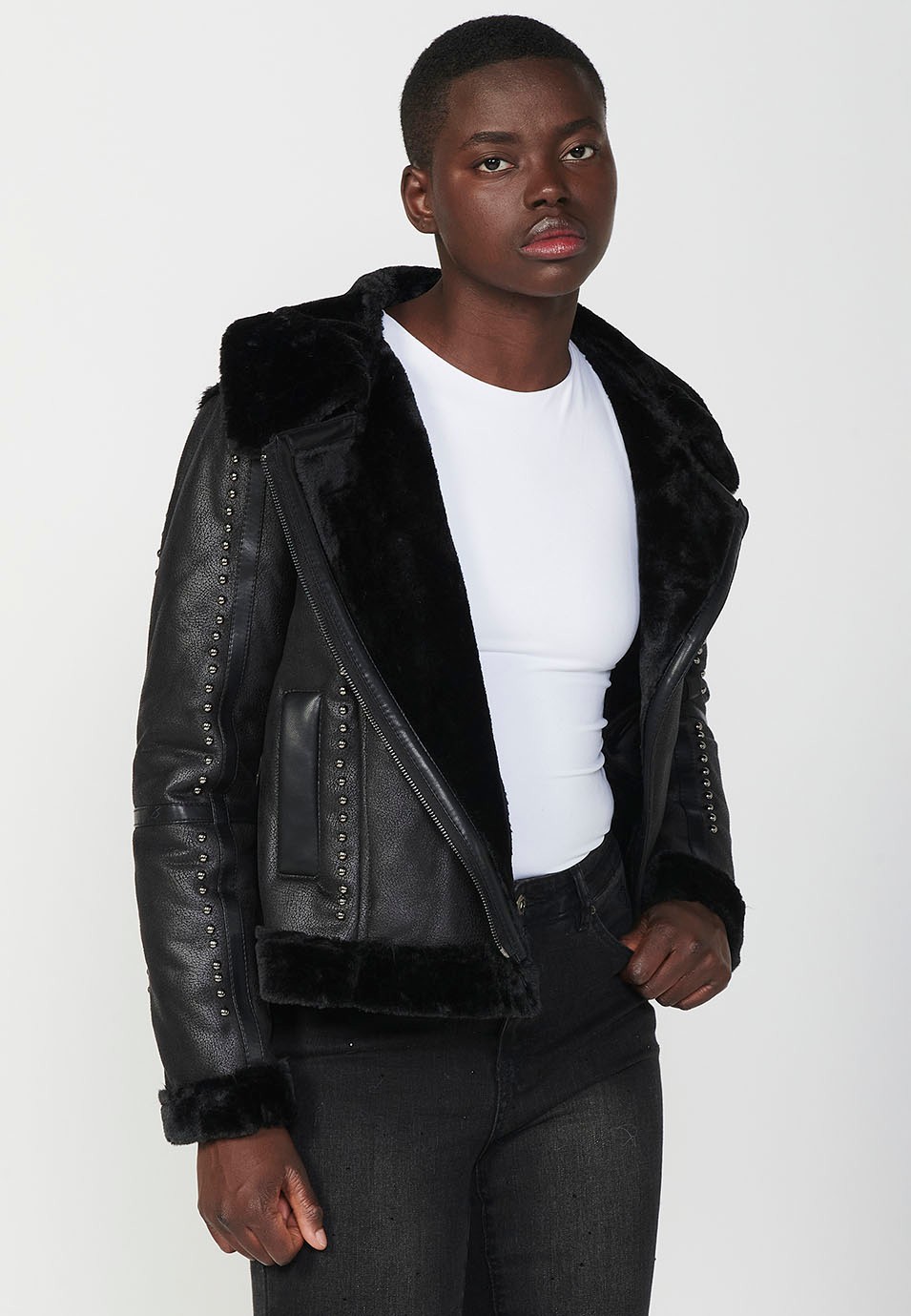 Chaqueta estilo perfecto con tejido de doble cara, exterior de polipiel color negro e interior de pelo corto, detalles de tachas color Negro para Mujer