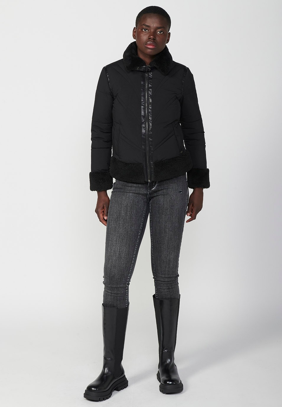 Chaqueta corta acolchada con detalles efecto piel y pelo sintético en cuello, puños y bajo de mujer en color negro