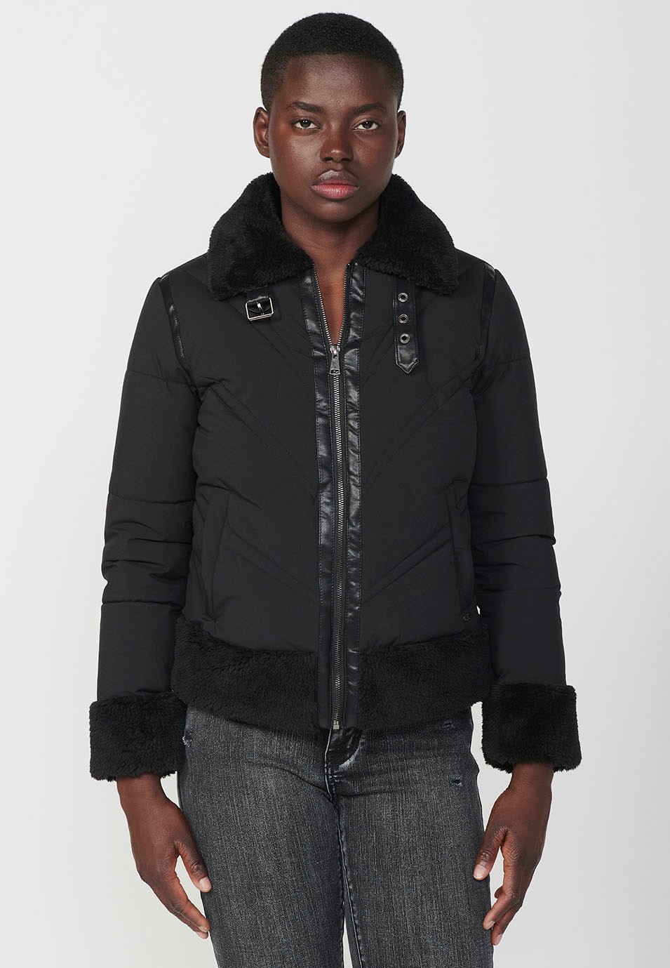 Chaqueta corta acolchada con detalles efecto piel y pelo sintético en cuello, puños y bajo de mujer en color negro