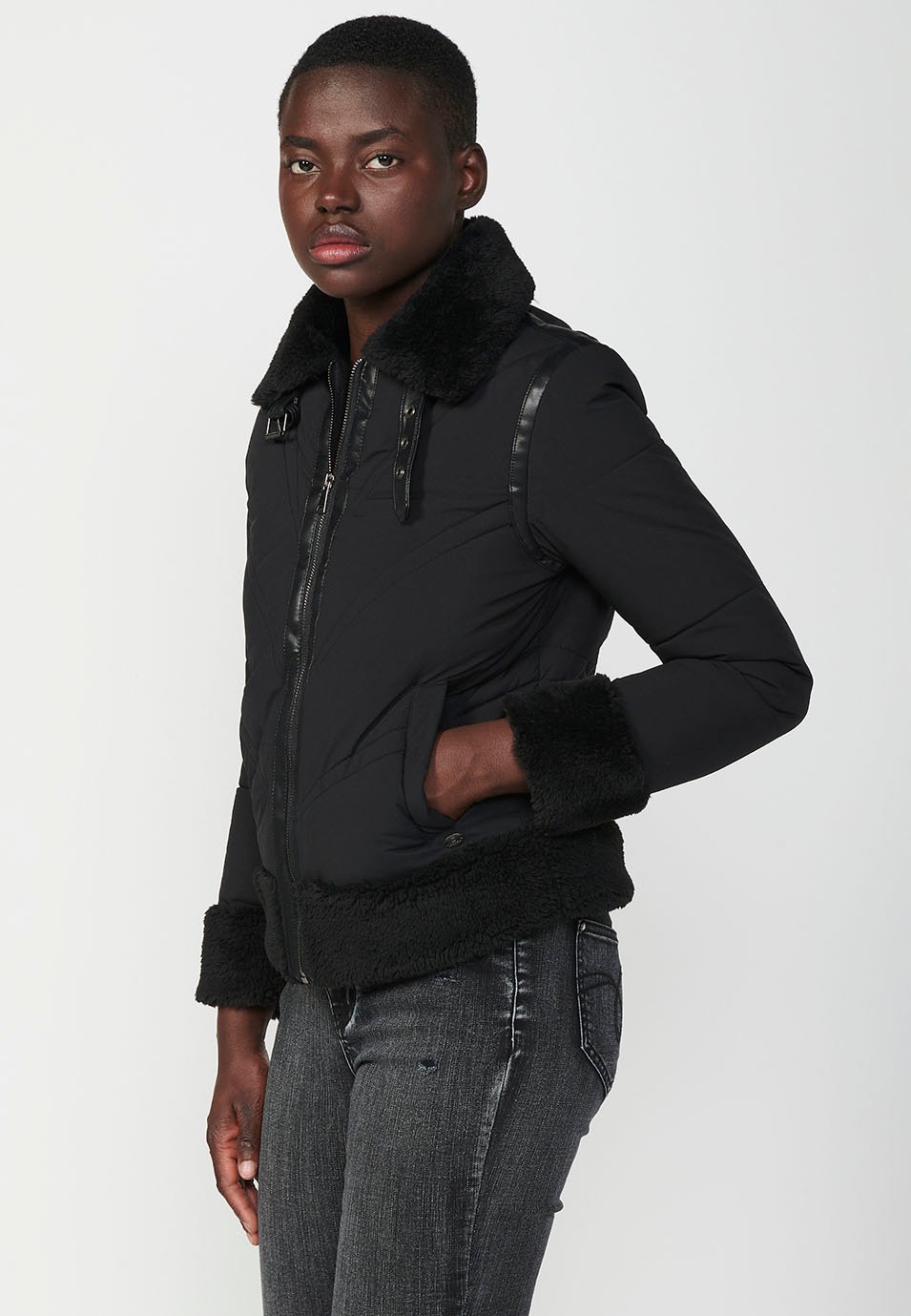 Chaqueta corta acolchada con detalles efecto piel y pelo sintético en cuello, puños y bajo de mujer en color negro
