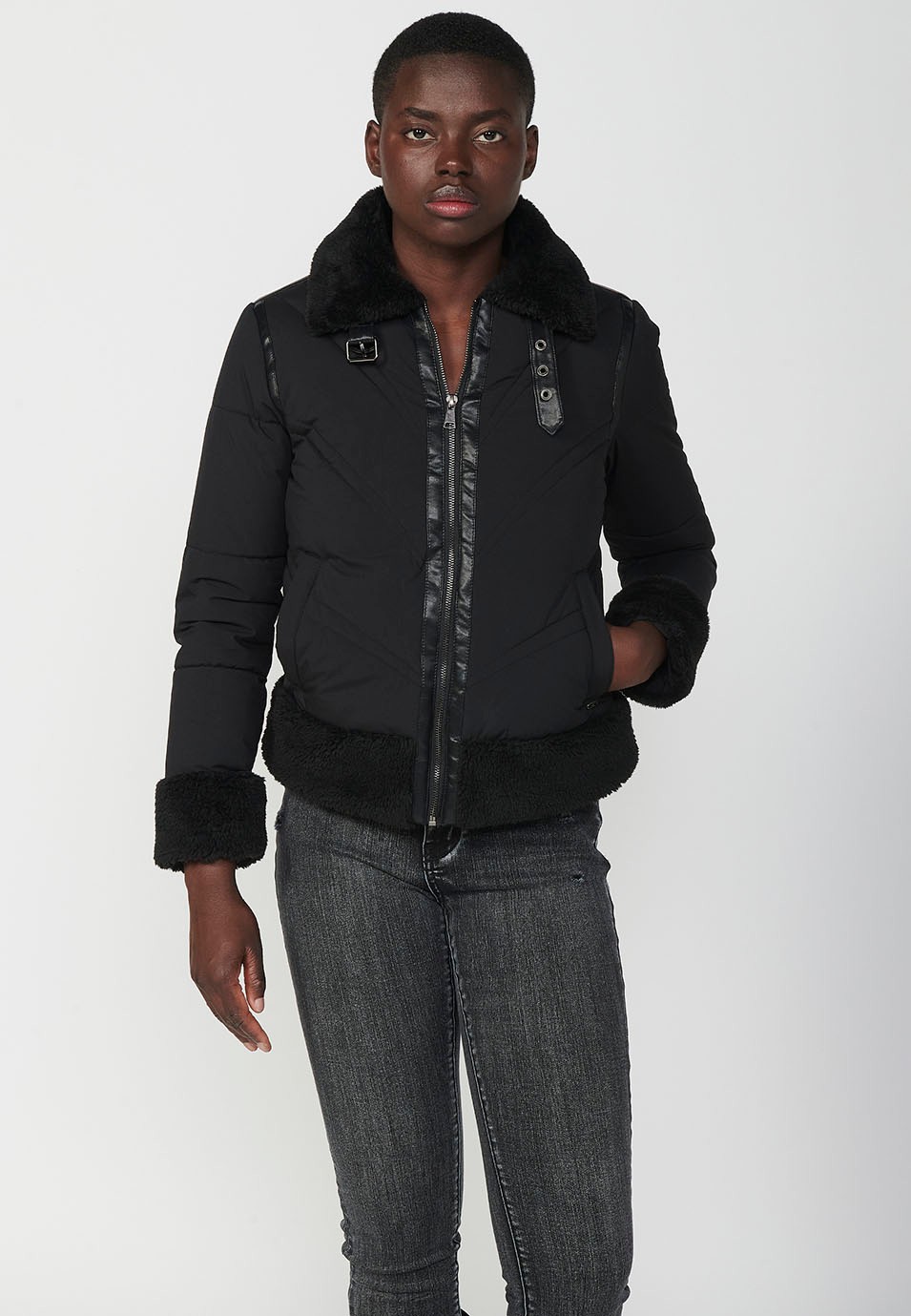 Chaqueta corta acolchada con detalles efecto piel y pelo sintético en cuello, puños y bajo de mujer en color negro