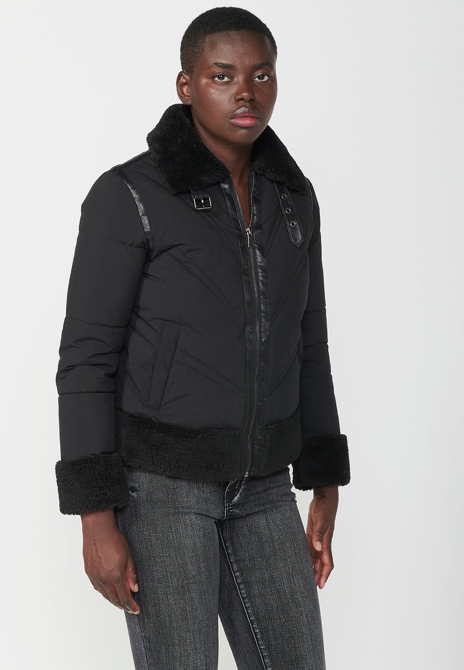 Chaqueta corta acolchada con detalles efecto piel y pelo sintético en cuello, puños y bajo de mujer en color negro