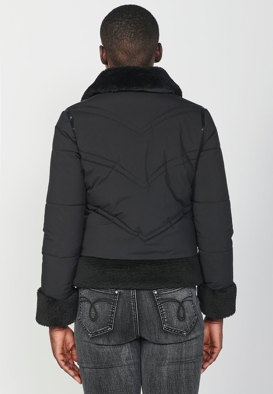Chaqueta corta acolchada con detalles efecto piel y pelo sintético en cuello, puños y bajo de mujer en color negro