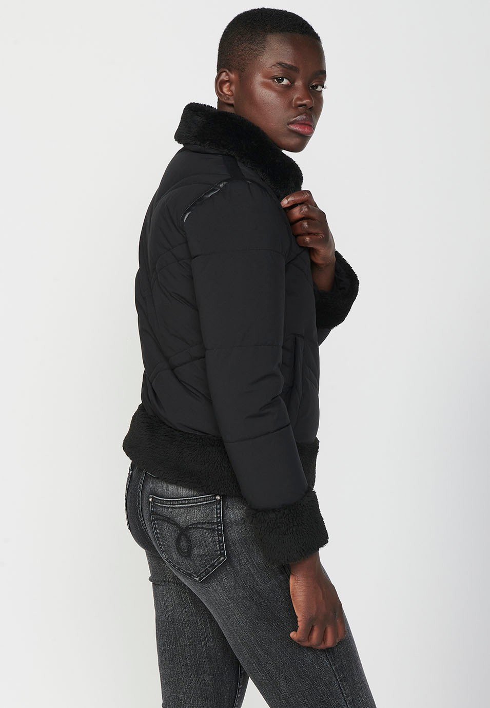 Chaqueta corta acolchada con detalles efecto piel y pelo sintético en cuello, puños y bajo de mujer en color negro