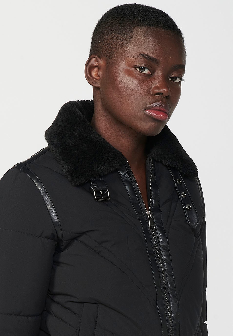 Chaqueta corta acolchada con detalles efecto piel y pelo sintético en cuello, puños y bajo de mujer en color negro