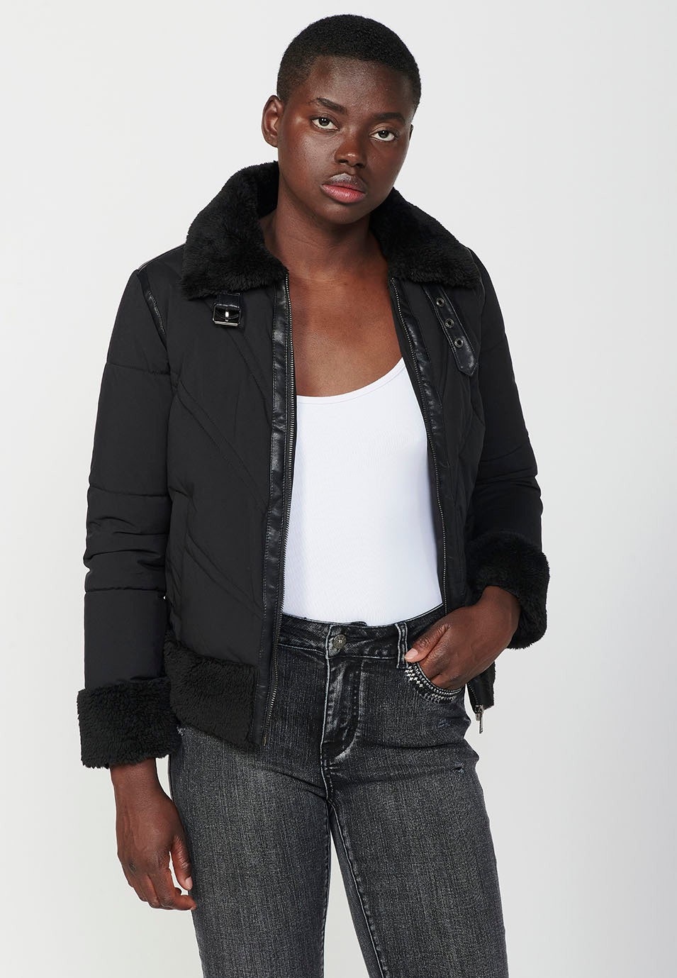 Chaqueta corta acolchada con detalles efecto piel y pelo sintético en cuello, puños y bajo de mujer en color negro
