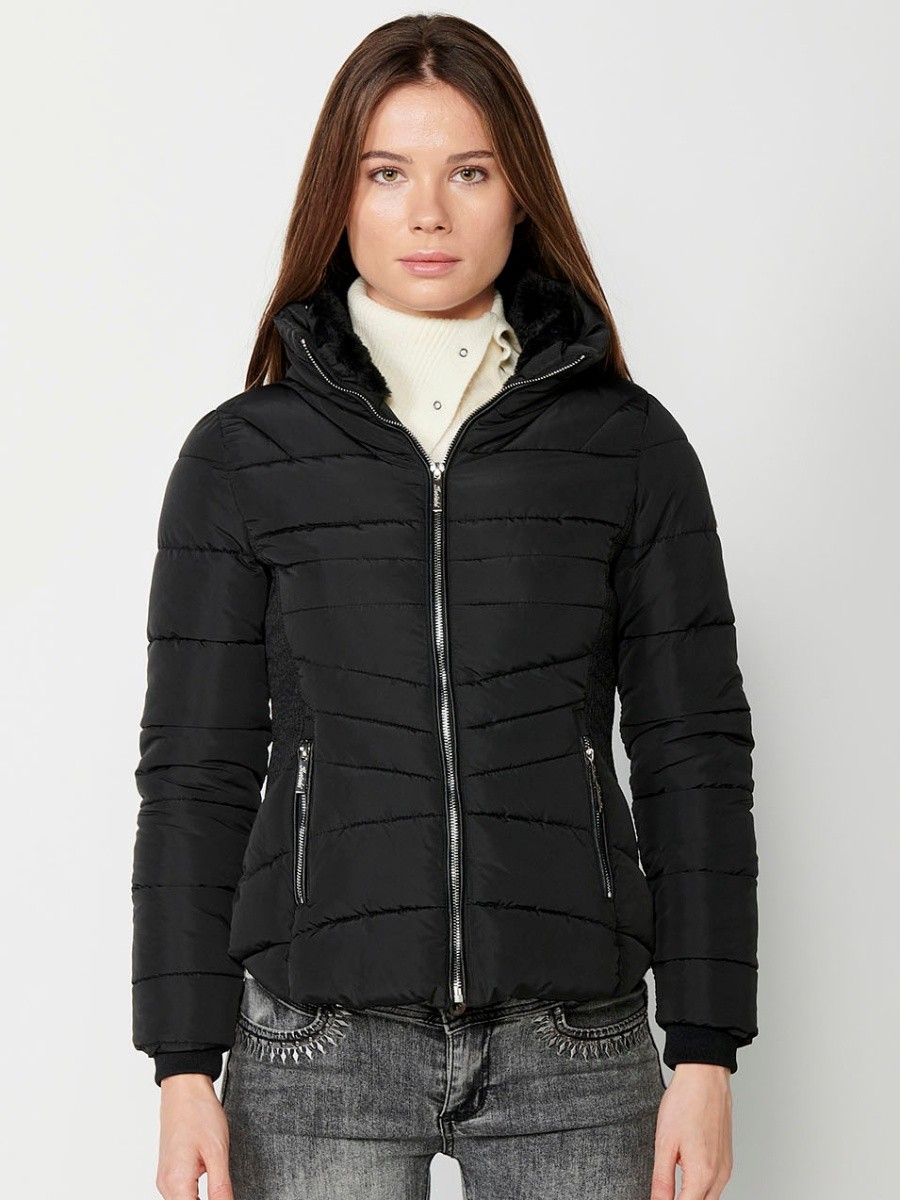 Parka acolchada corta con cuello alto y cierre delantero con cremallera y bolsillos de color negro para mujer