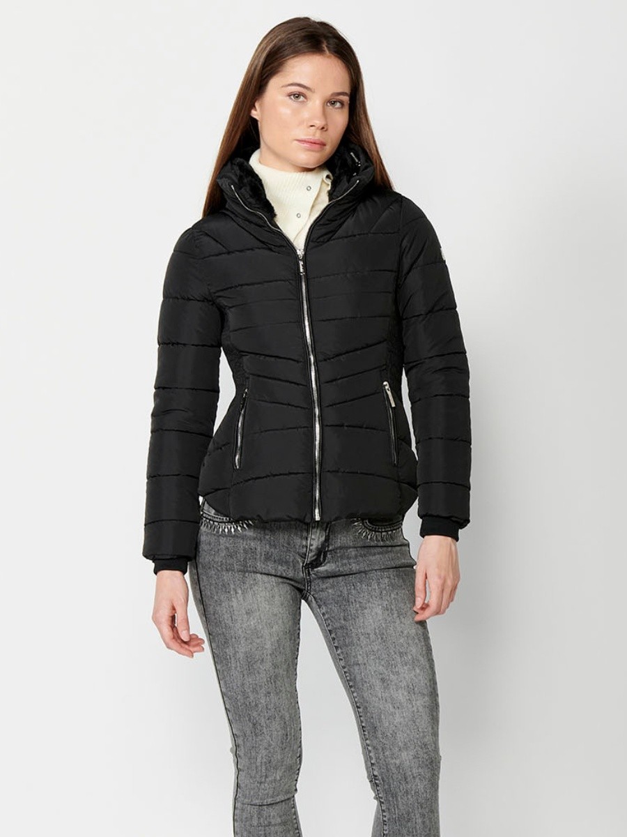 Parka acolchada corta con cuello alto y cierre delantero con cremallera y bolsillos de color negro para mujer 3