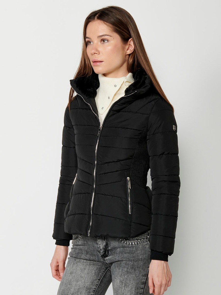 Parka acolchada corta con cuello alto y cierre delantero con cremallera y bolsillos de color negro para mujer 1
