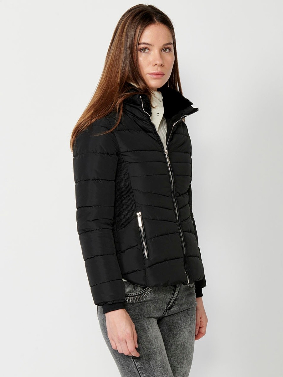 Parka acolchada corta con cuello alto y cierre delantero con cremallera y bolsillos de color negro para mujer 4