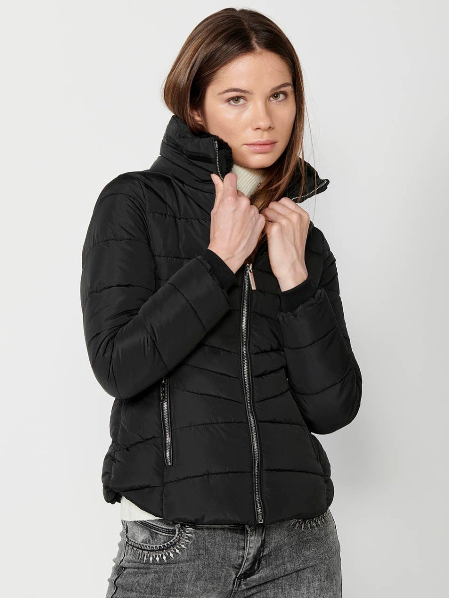 Parka acolchada corta con cuello alto y cierre delantero con cremallera y bolsillos de color negro para mujer 2