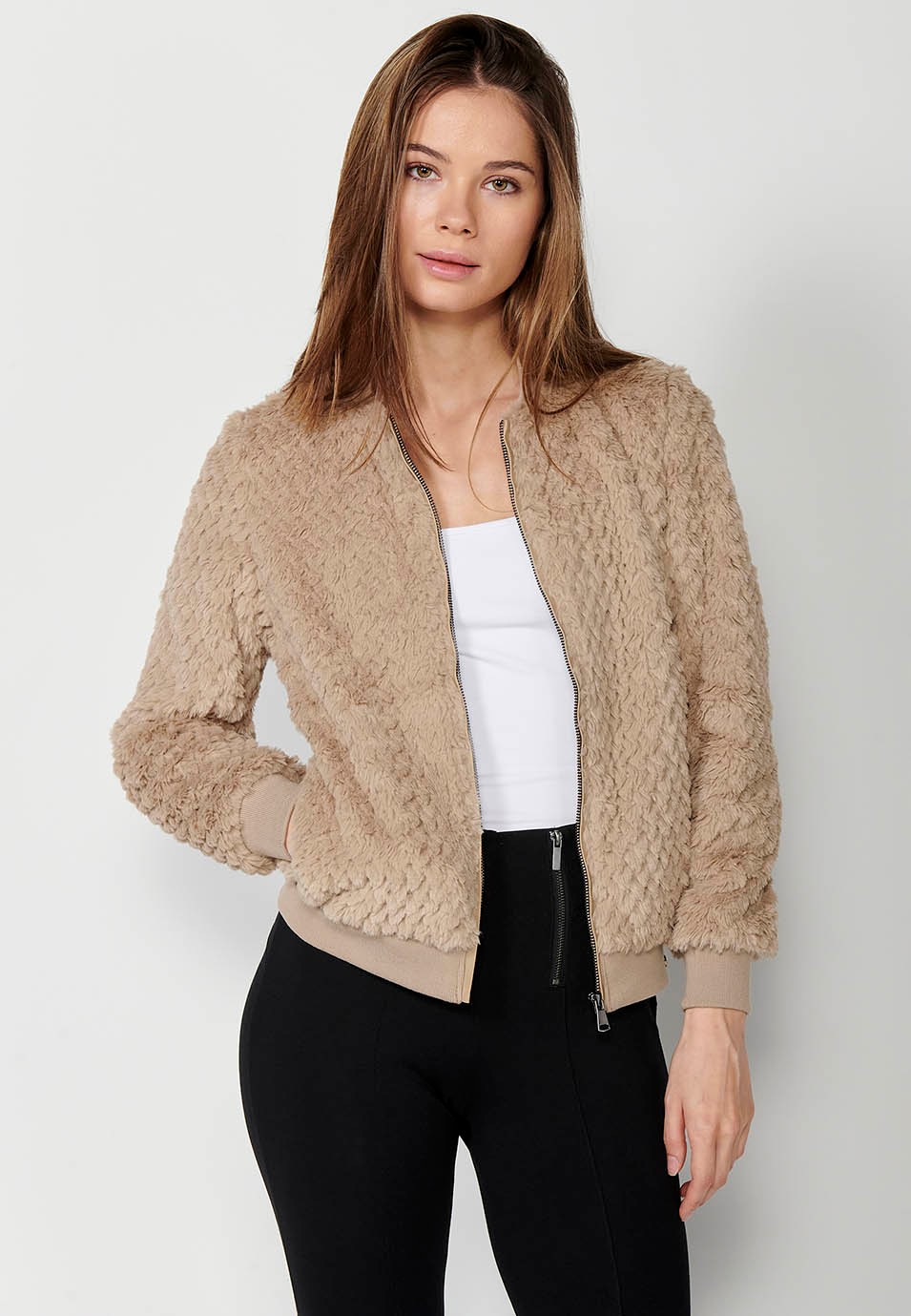 Chaqueta corta de pelo efecto visón tricotado con puños cuello y bajo de canalé de color Beige para Mujer
