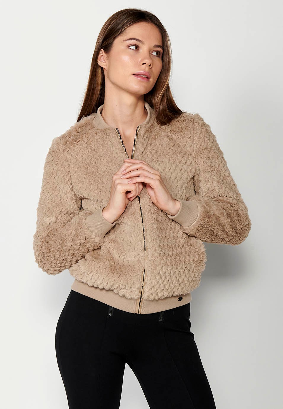Chaqueta corta de pelo efecto visón tricotado con puños cuello y bajo de canalé de color Beige para Mujer