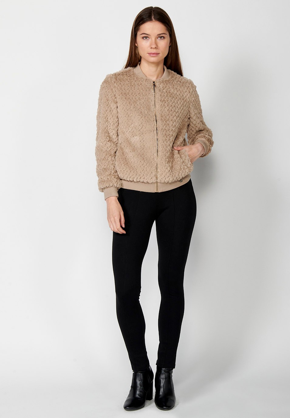 Chaqueta corta de pelo efecto visón tricotado con puños cuello y bajo de canalé de color Beige para Mujer