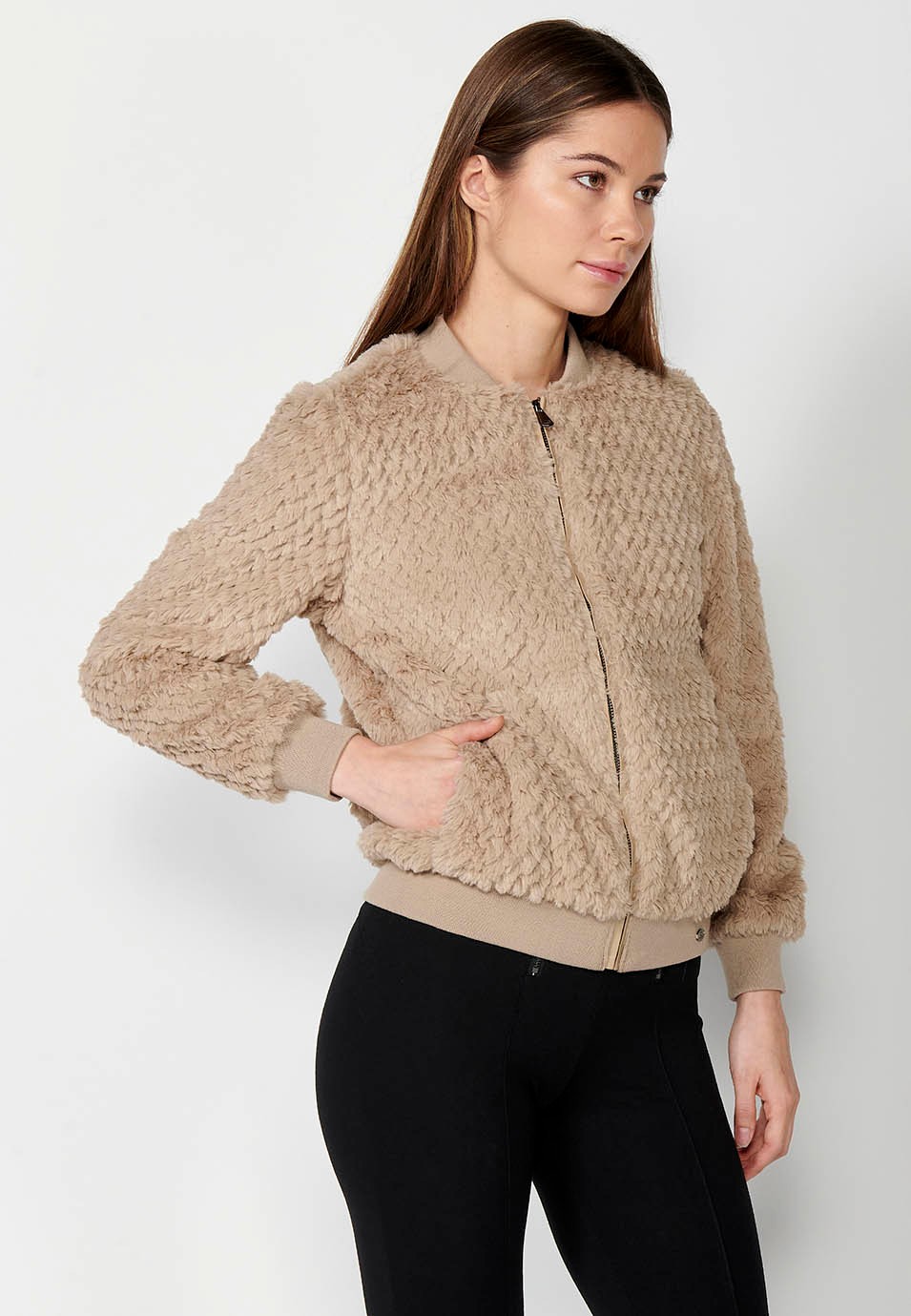 Chaqueta corta de pelo efecto visón tricotado con puños cuello y bajo de canalé de color Beige para Mujer