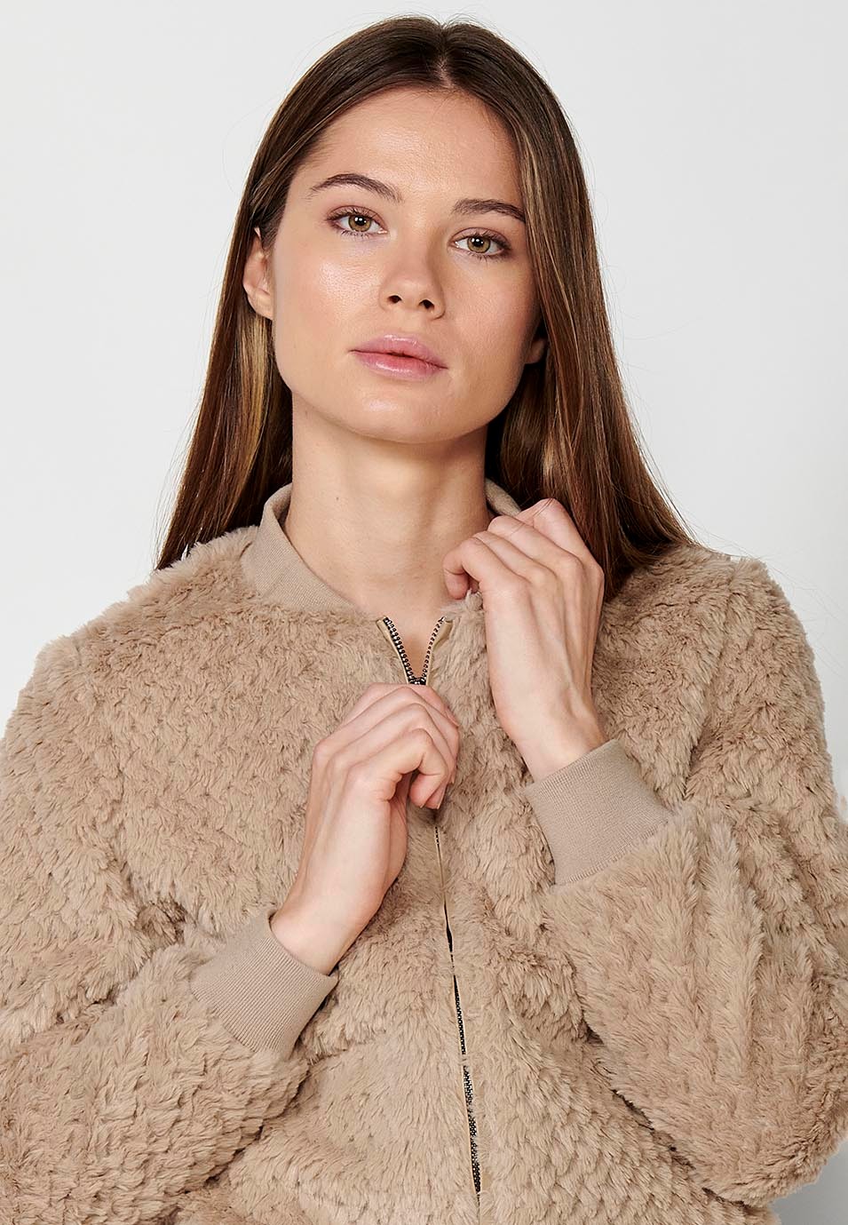 Chaqueta corta de pelo efecto visón tricotado con puños cuello y bajo de canalé de color Beige para Mujer