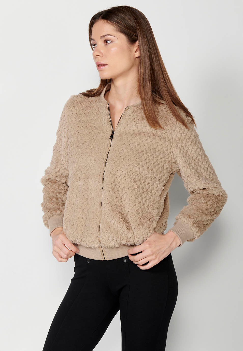 Chaqueta corta de pelo efecto visón tricotado con puños cuello y bajo de canalé de color Beige para Mujer