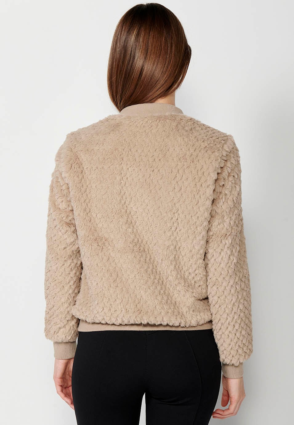 Chaqueta corta de pelo efecto visón tricotado con puños cuello y bajo de canalé de color Beige para Mujer