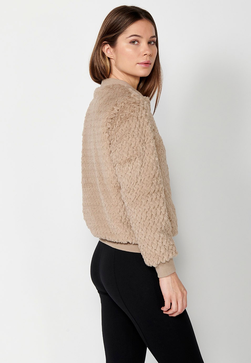 Chaqueta corta de pelo efecto visón tricotado con puños cuello y bajo de canalé de color Beige para Mujer