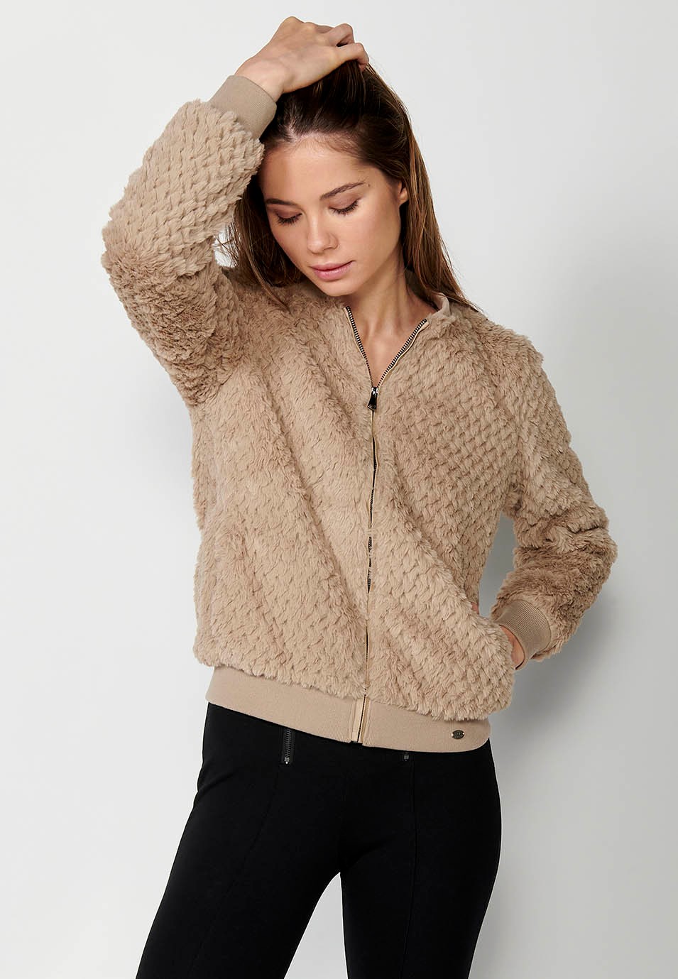 Chaqueta corta de pelo efecto visón tricotado con puños cuello y bajo de canalé de color Beige para Mujer