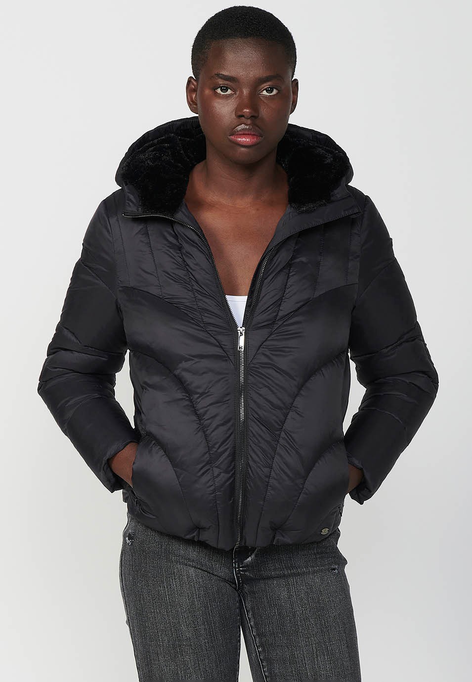 Chaqueta corta acolchada en color negro con capucha forrada con pelo sintetico para Mujer