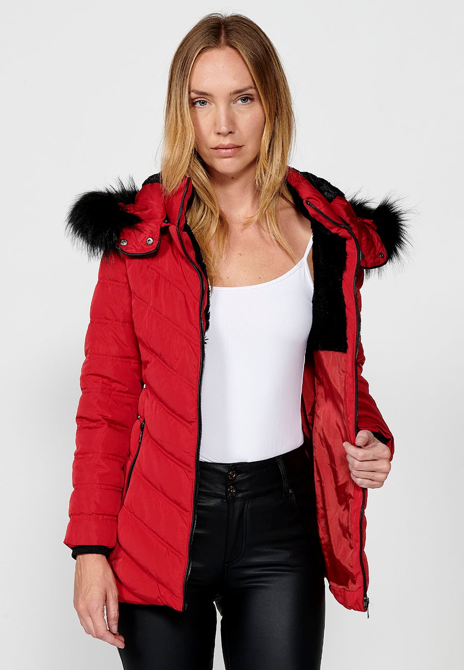 Chaqueta acolchada con cuello con capucha con pelo sintético y cierre delantero con cremallera para mujer de color rojo