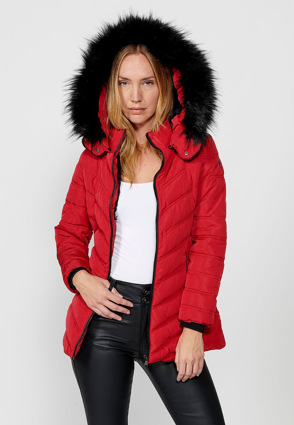 Chaqueta acolchada con cuello con capucha con pelo sintético y cierre delantero con cremallera para mujer de color rojo