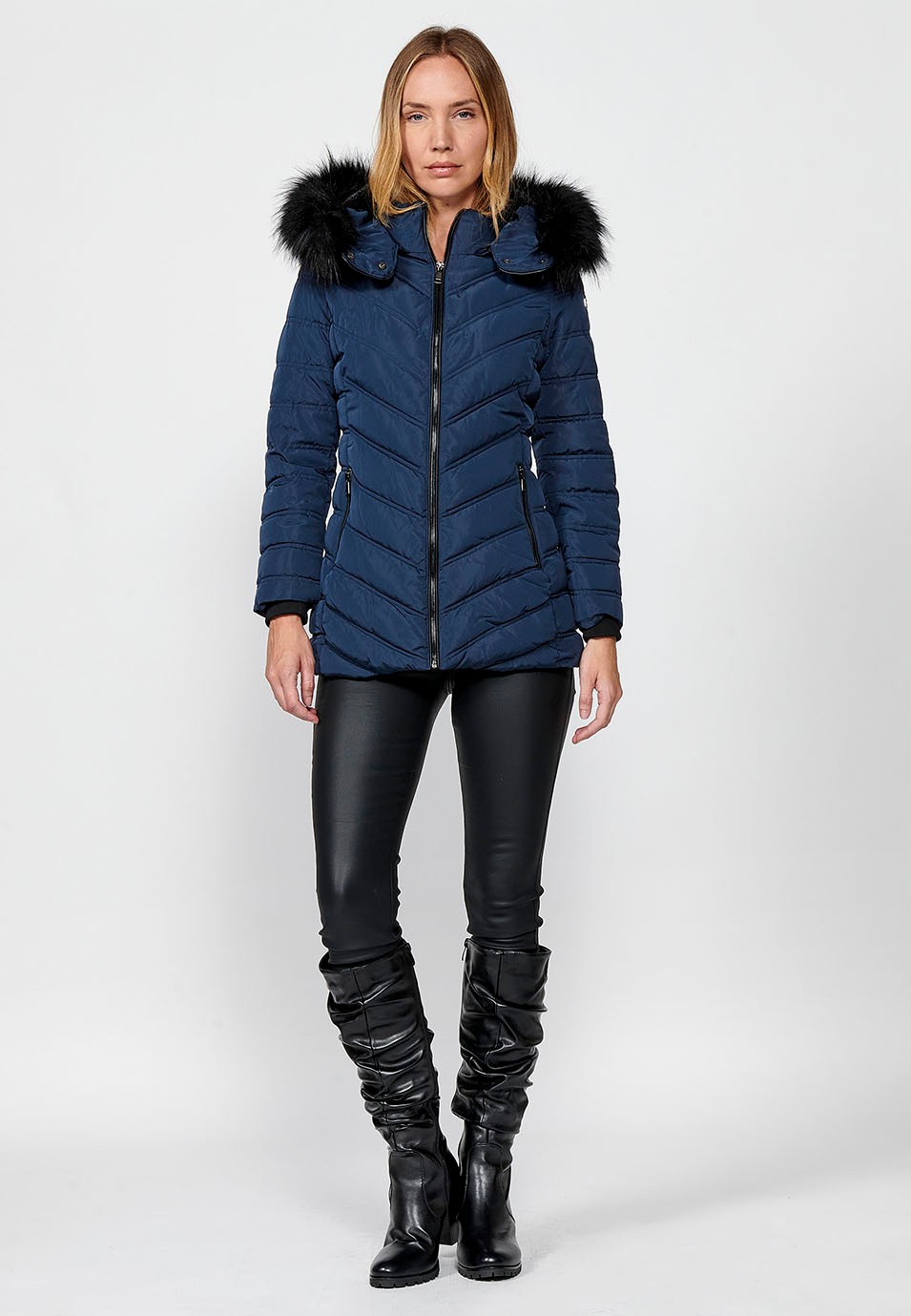 Chaqueta acolchada con cuello con capucha con pelo sintético y cierre delantero con cremallera para mujer de color navy