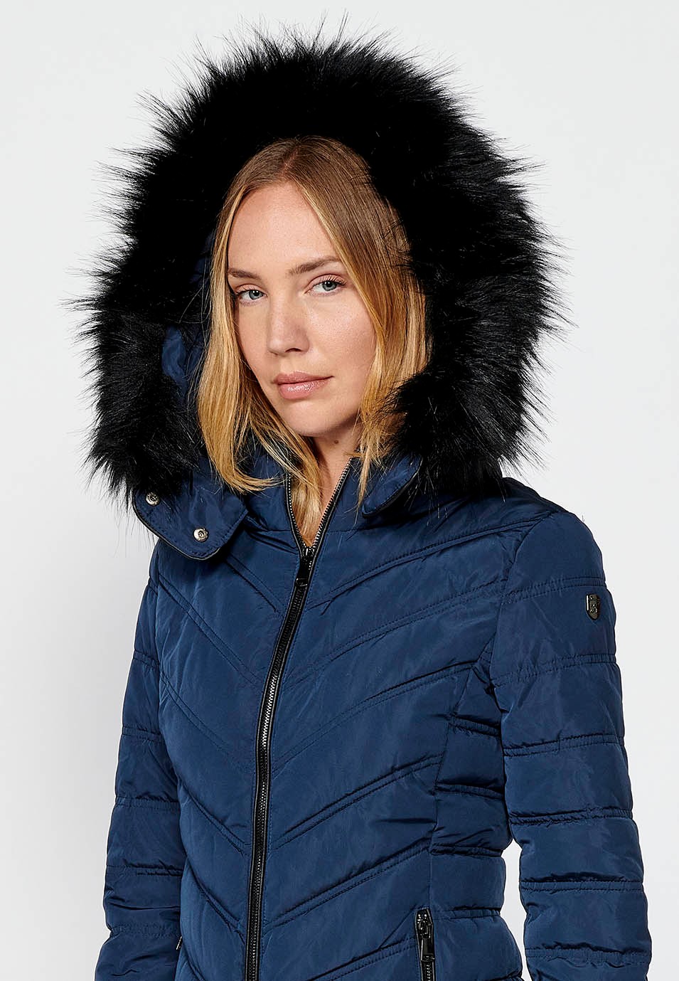 Chaqueta acolchada con cuello con capucha con pelo sintético y cierre delantero con cremallera para mujer de color navy