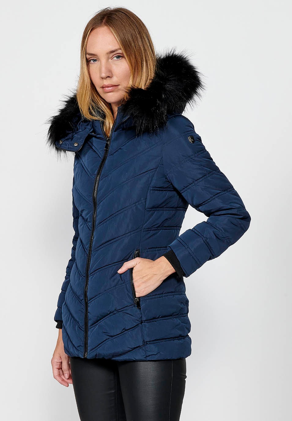 Chaqueta acolchada con cuello con capucha con pelo sintético y cierre delantero con cremallera para mujer de color navy