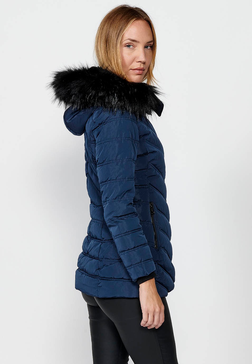 Chaqueta acolchada con cuello con capucha con pelo sintético y cierre delantero con cremallera para mujer de color navy