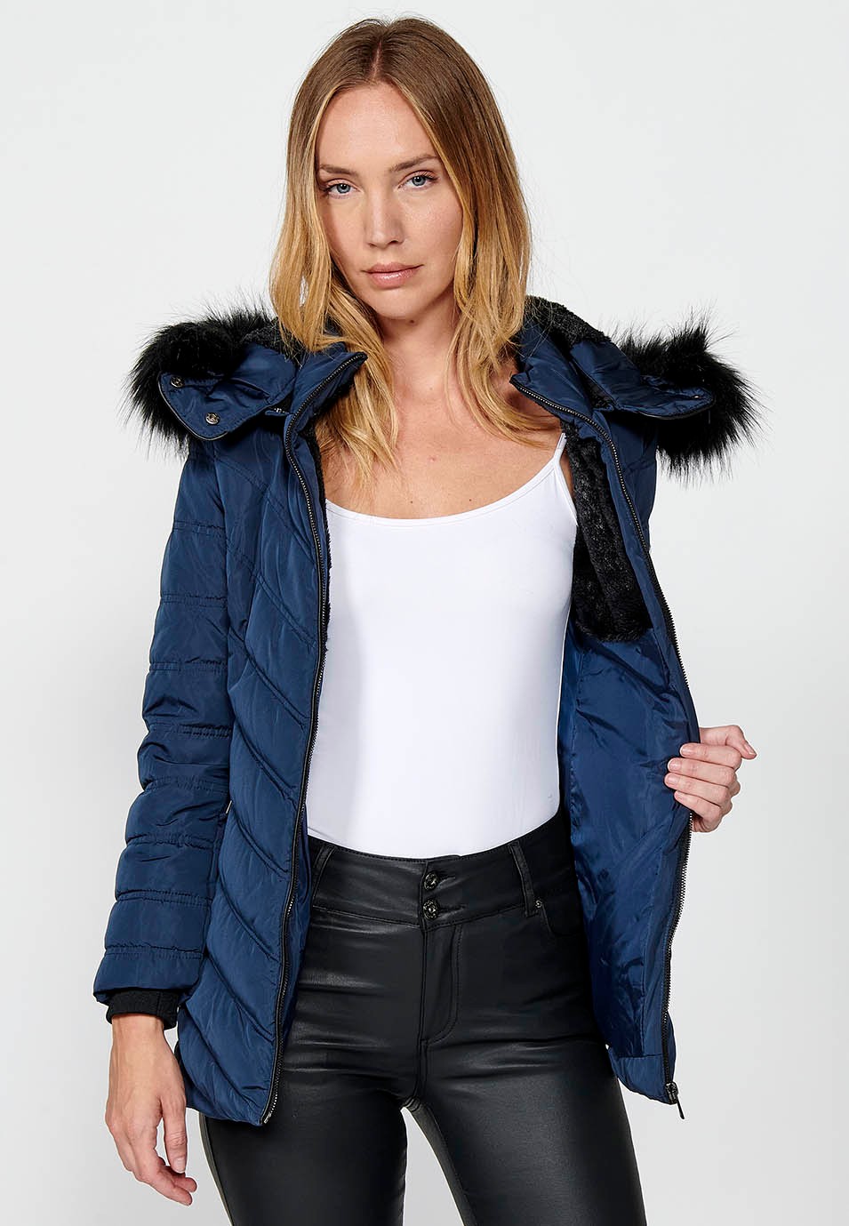 Chaqueta acolchada con cuello con capucha con pelo sintético y cierre delantero con cremallera para mujer de color navy