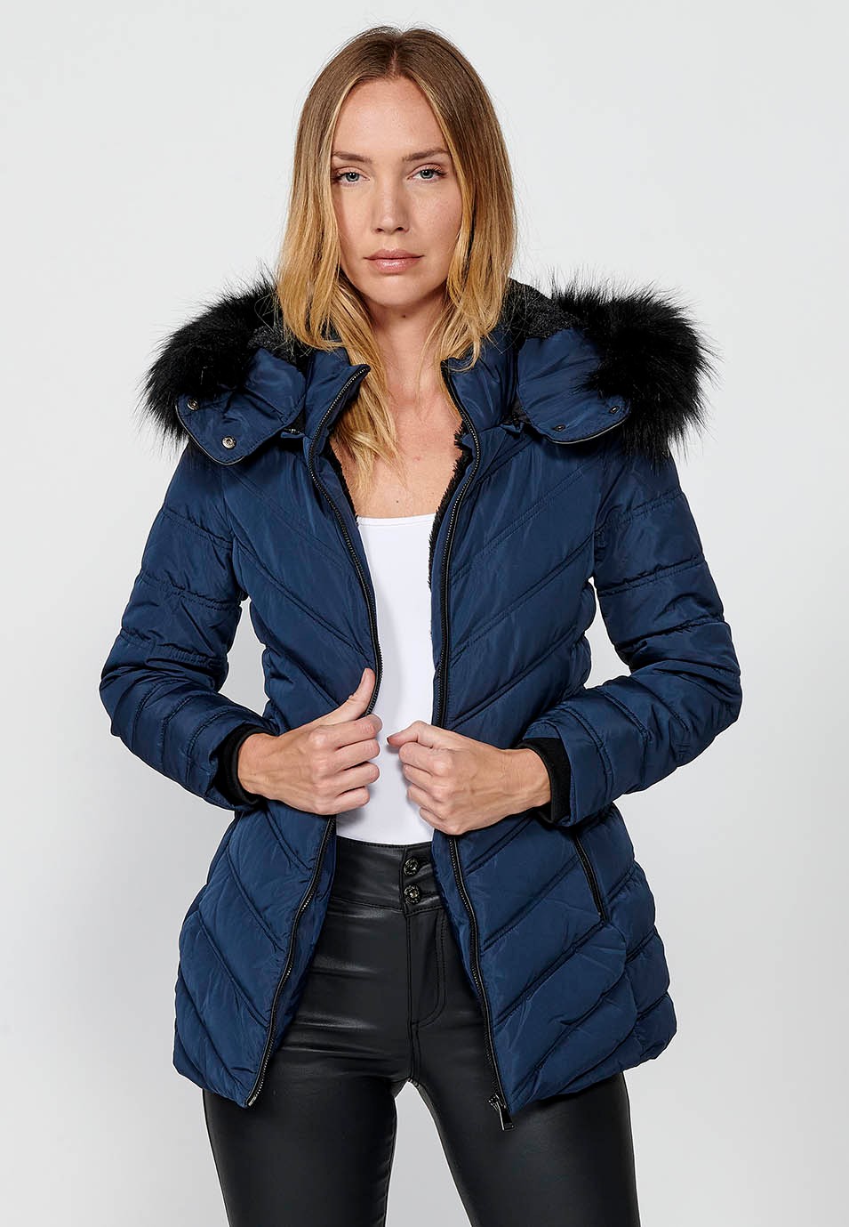 Chaqueta acolchada con cuello con capucha con pelo sintético y cierre delantero con cremallera para mujer de color navy