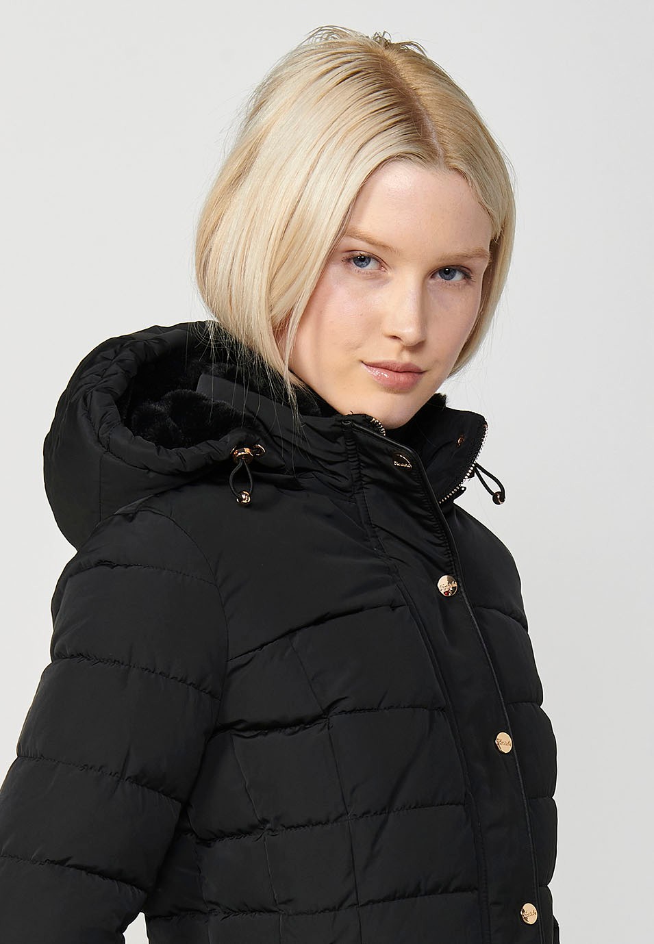 Chaqueta acolchada con cuello y capucha con cierre delantero y cremallera para mujer de color negro