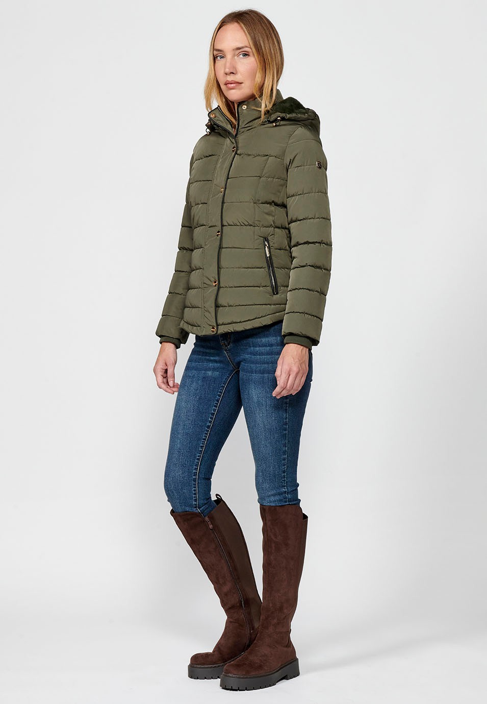Chaqueta acolchada con cuello y capucha con cierre delantero y cremallera para mujer de color kaki
