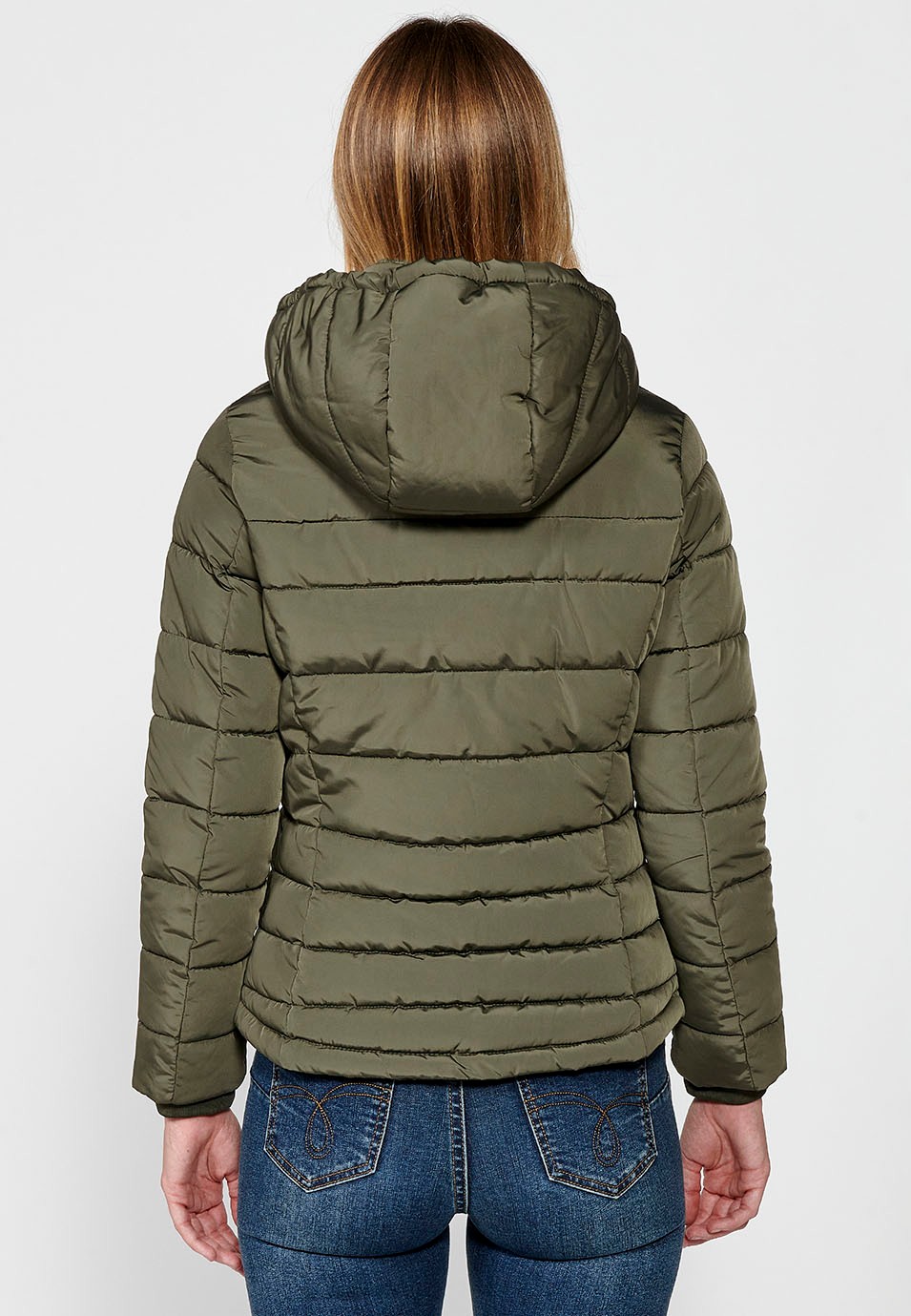 Chaqueta acolchada con cuello y capucha con cierre delantero y cremallera para mujer de color kaki