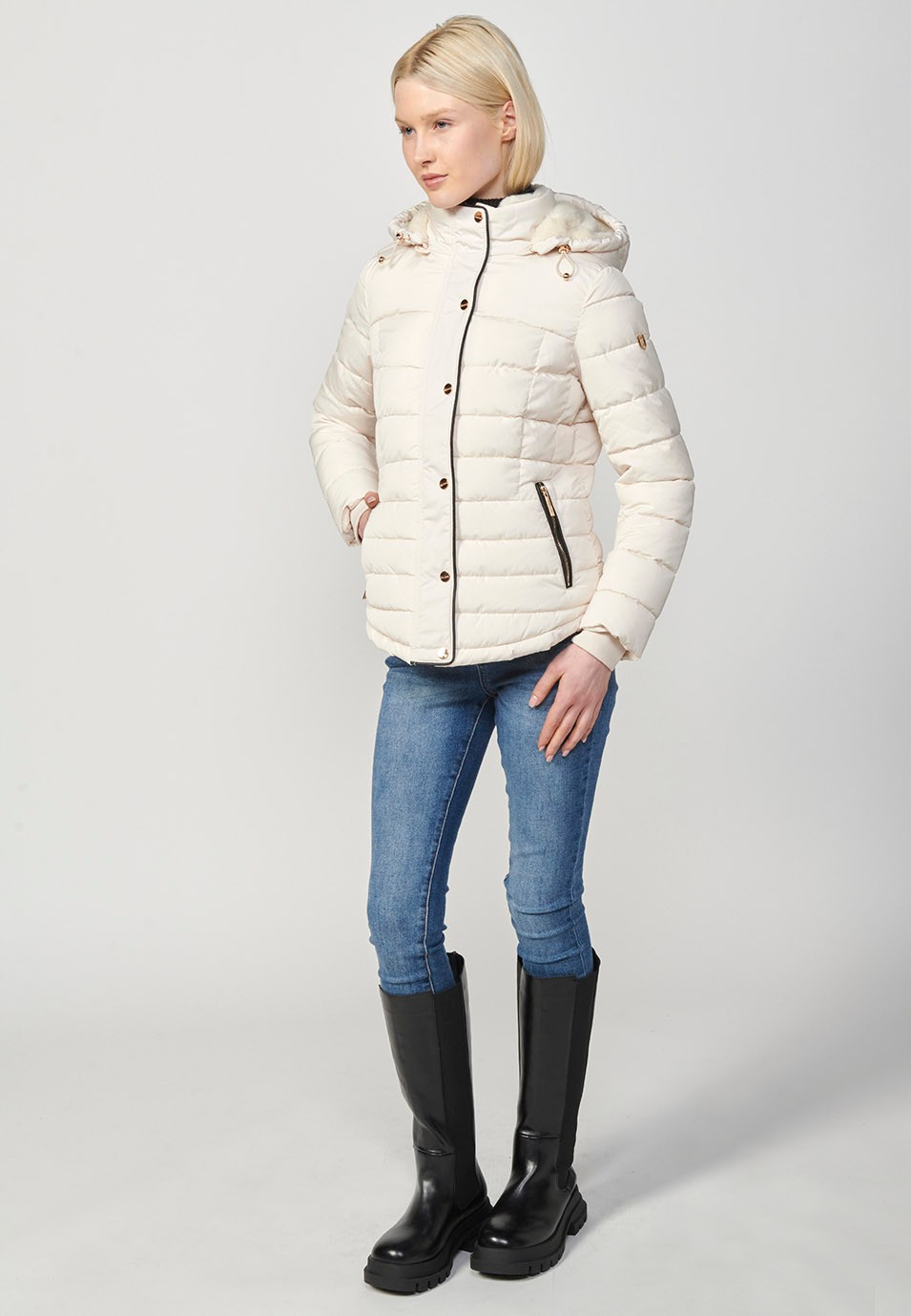 Chaqueta acolchada con cuello y capucha con cierre delantero y cremallera para mujer de color crudo