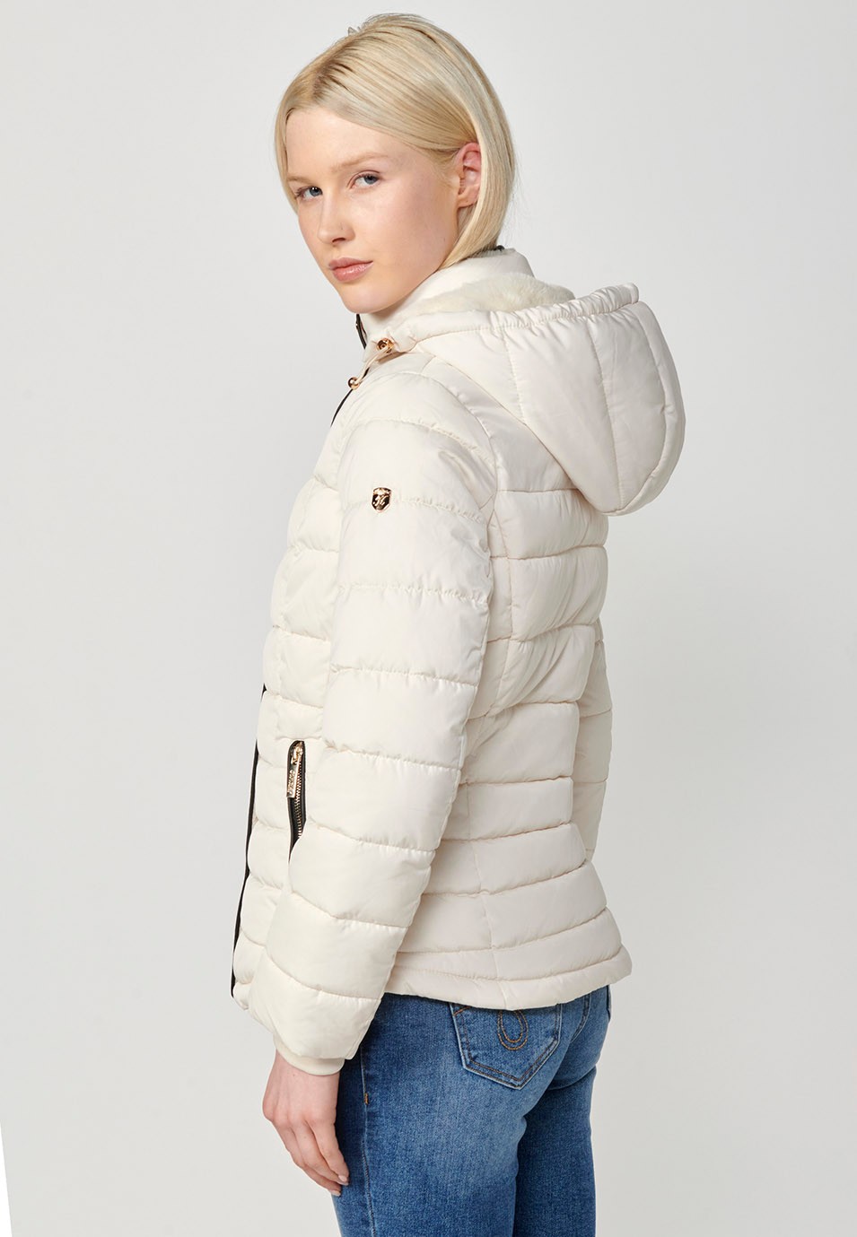 Chaqueta acolchada con cuello y capucha con cierre delantero y cremallera para mujer de color crudo