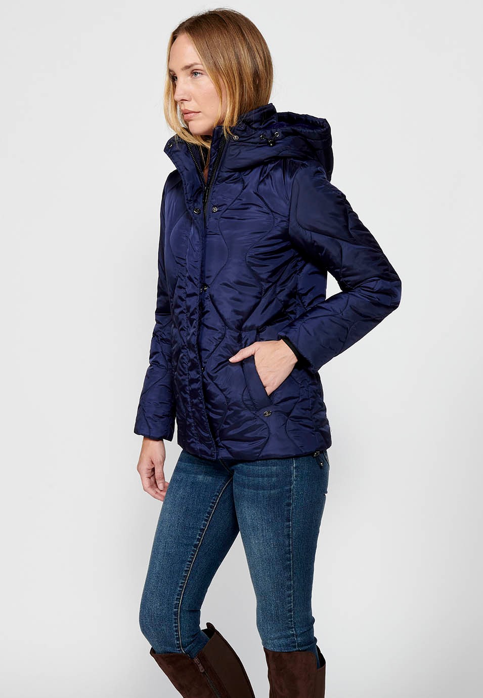 Chaqueta acolchada con forro y tejido de pelo corto en la parte superior con reguladores en capucha y bajo para mujer en color navy