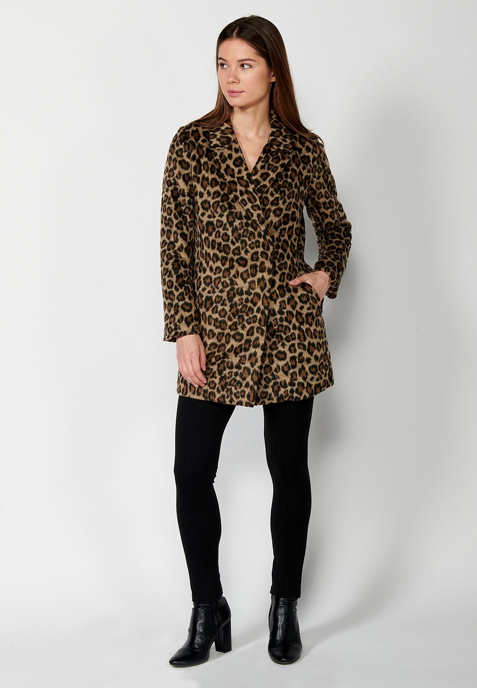 Abrigo corto estampado leopardo forrado con pelo sintetico y cuello con solapa para mujer