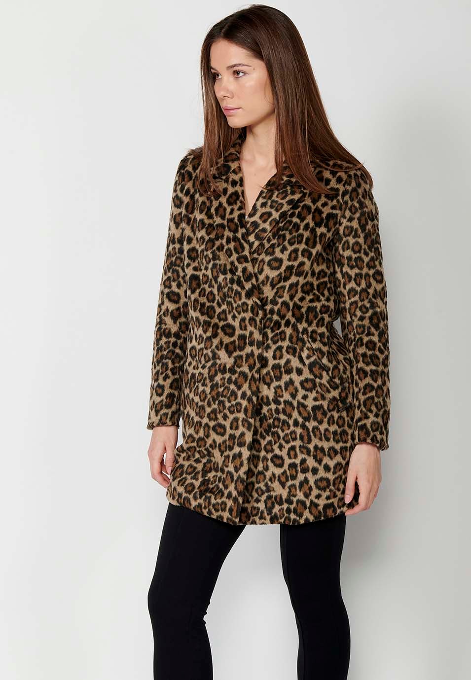 Abrigo corto estampado leopardo forrado con pelo sintetico y cuello con solapa para mujer