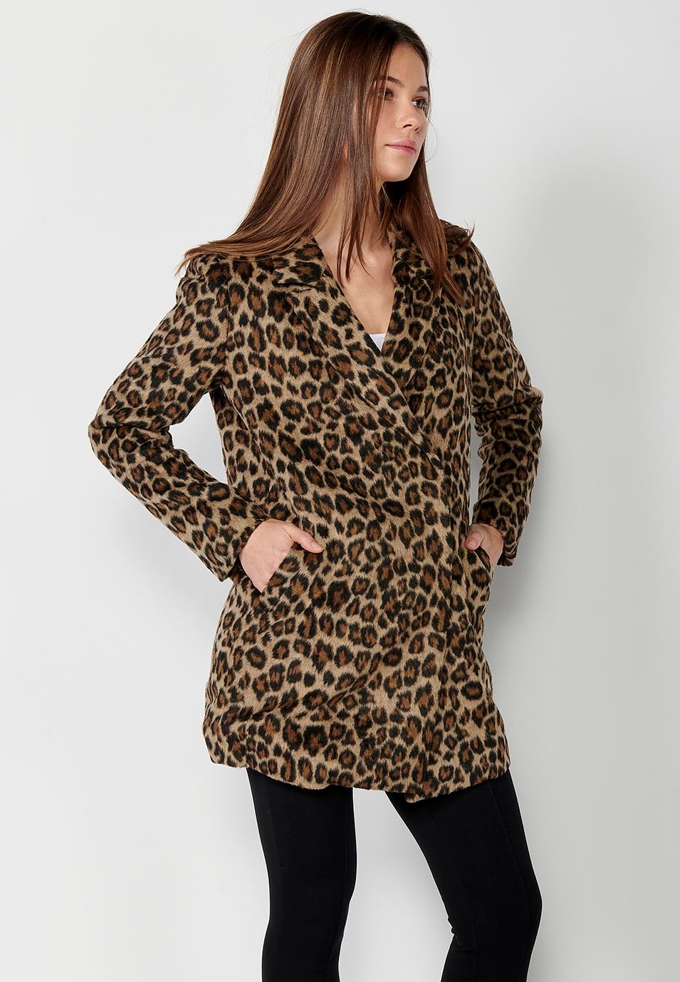 Abrigo corto estampado leopardo forrado con pelo sintetico y cuello con solapa para mujer