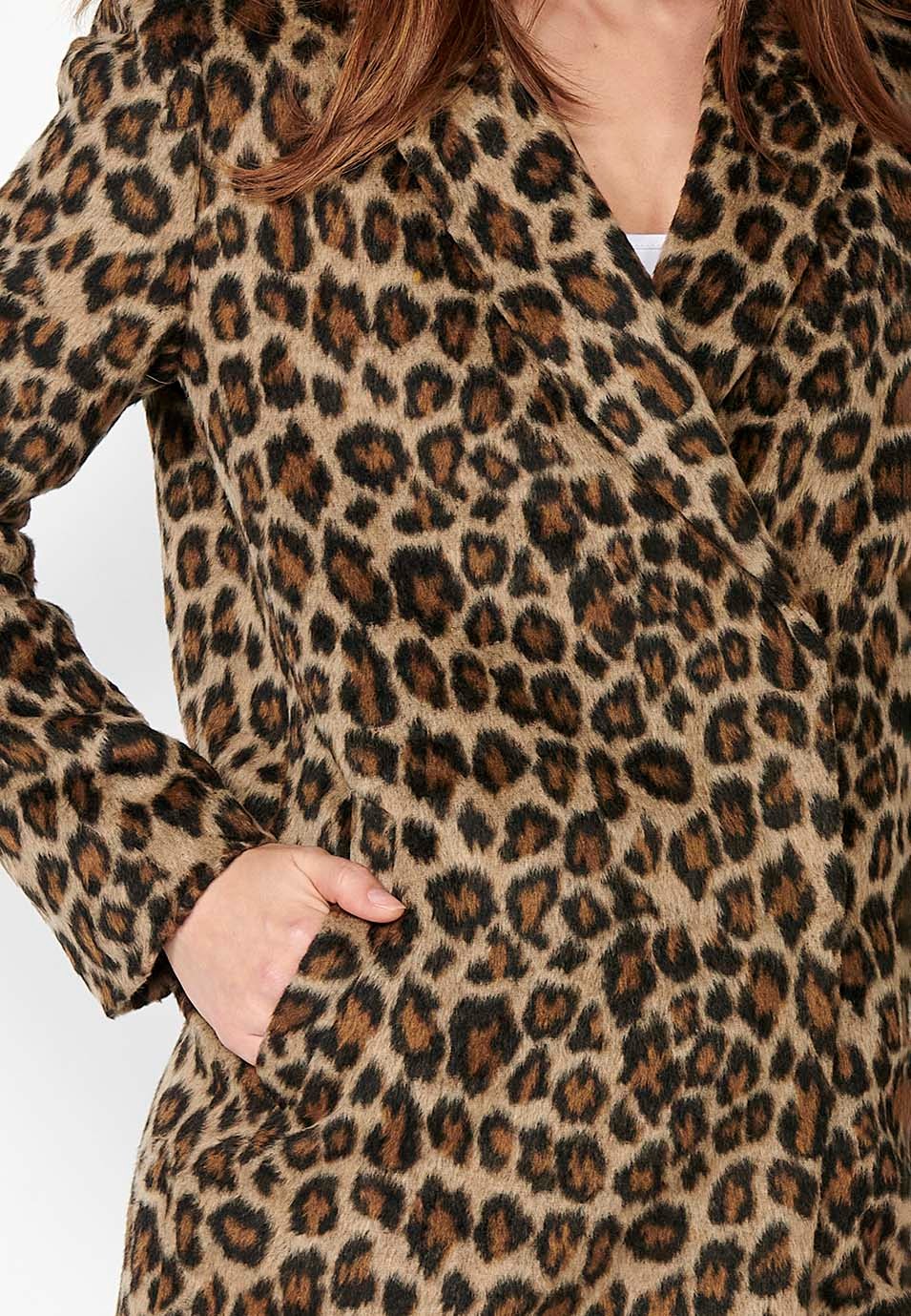 Abrigo corto estampado leopardo forrado con pelo sintetico y cuello con solapa para mujer