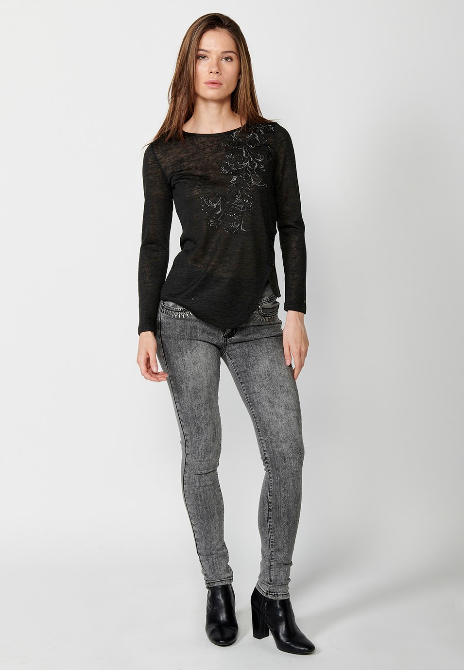 Long-sleeved, round-neck T-shirt with detail at the hem and embroidery on the front, black for women